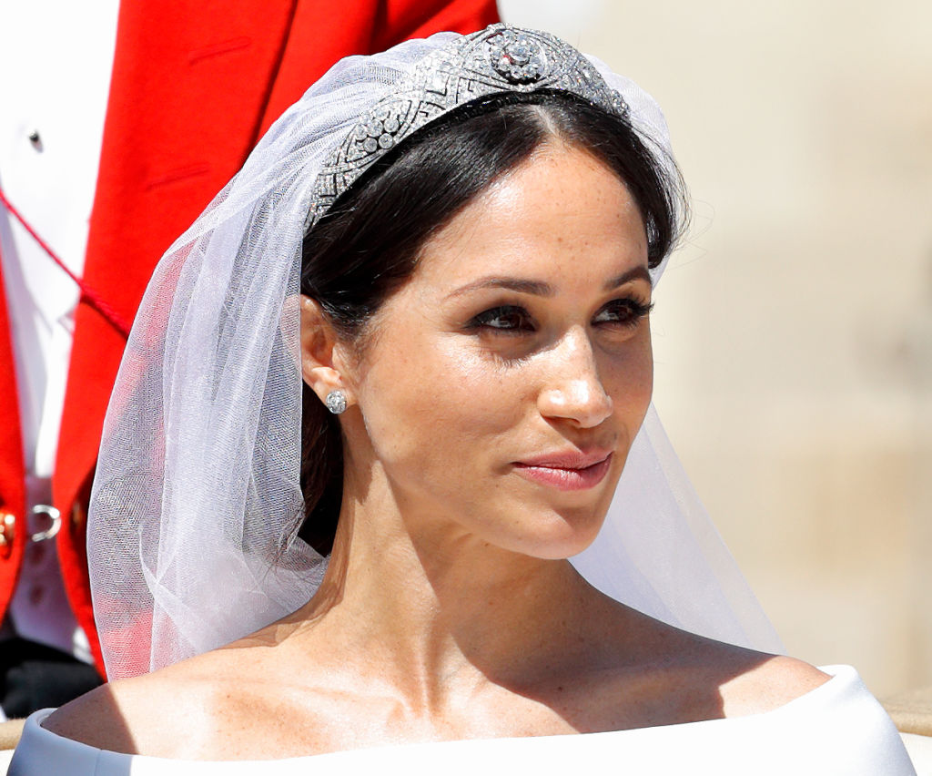 Meghan Markle aposta em look elegante com joia do seu casamento