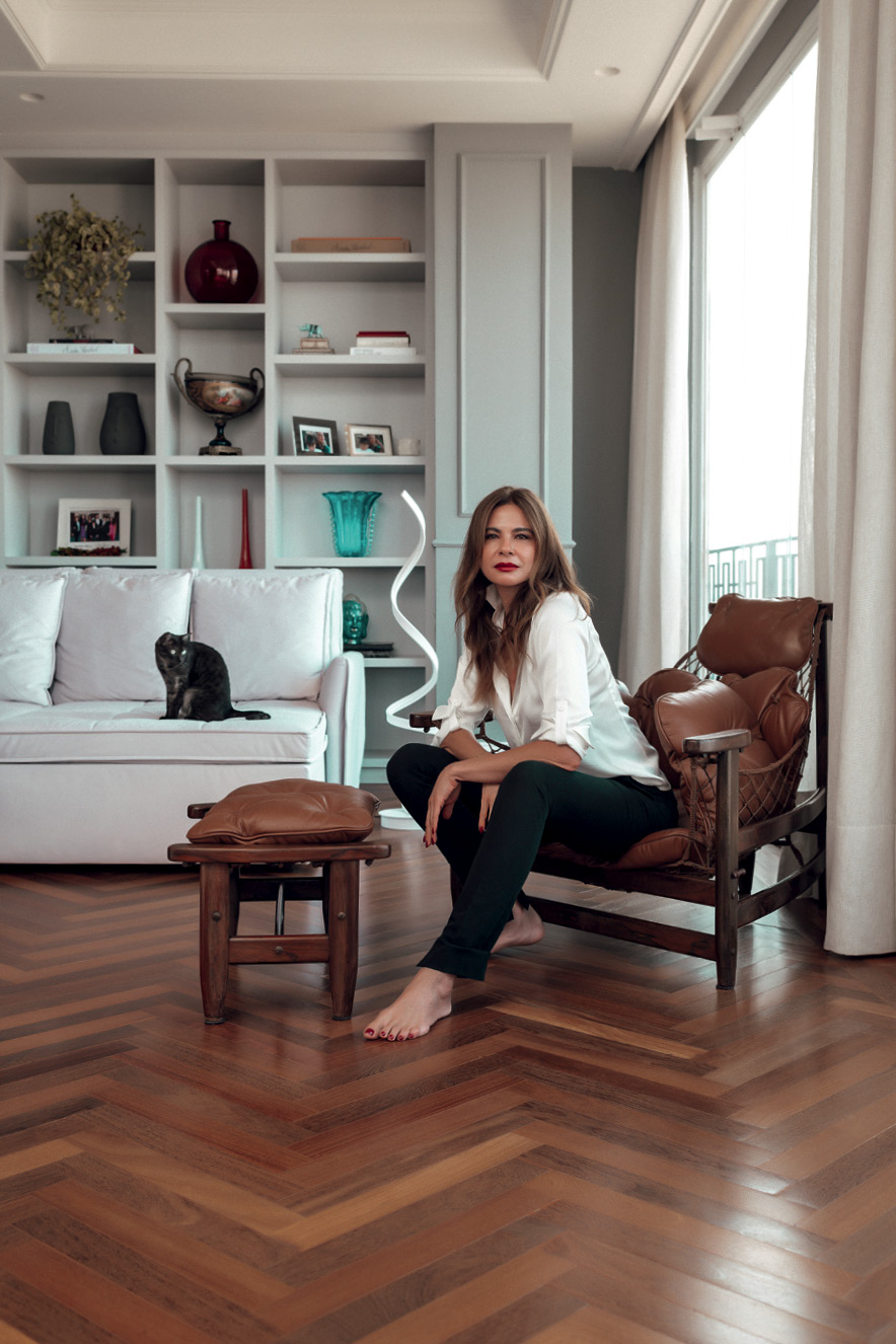LUCIANA GIMENEZ3 Luciana sentada numa poltrona em seu apartamento