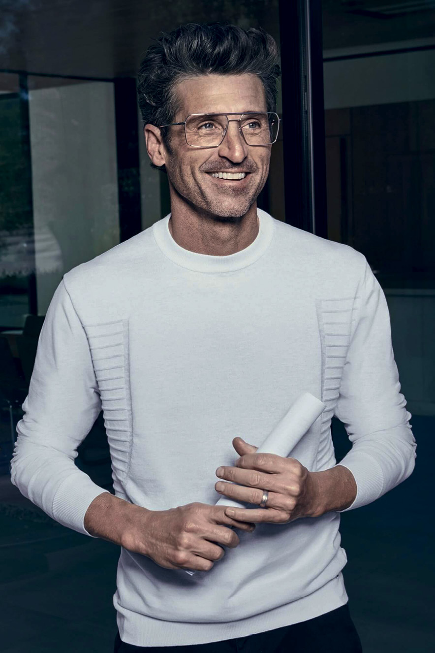 PATRICK Patrick Dempsey de blusa de lã e óculos