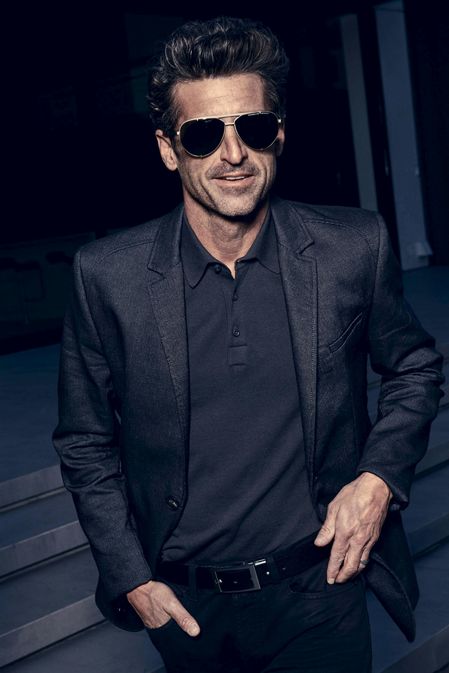 PATRICK2 Patrick Dempsey de terno e óculos escuros