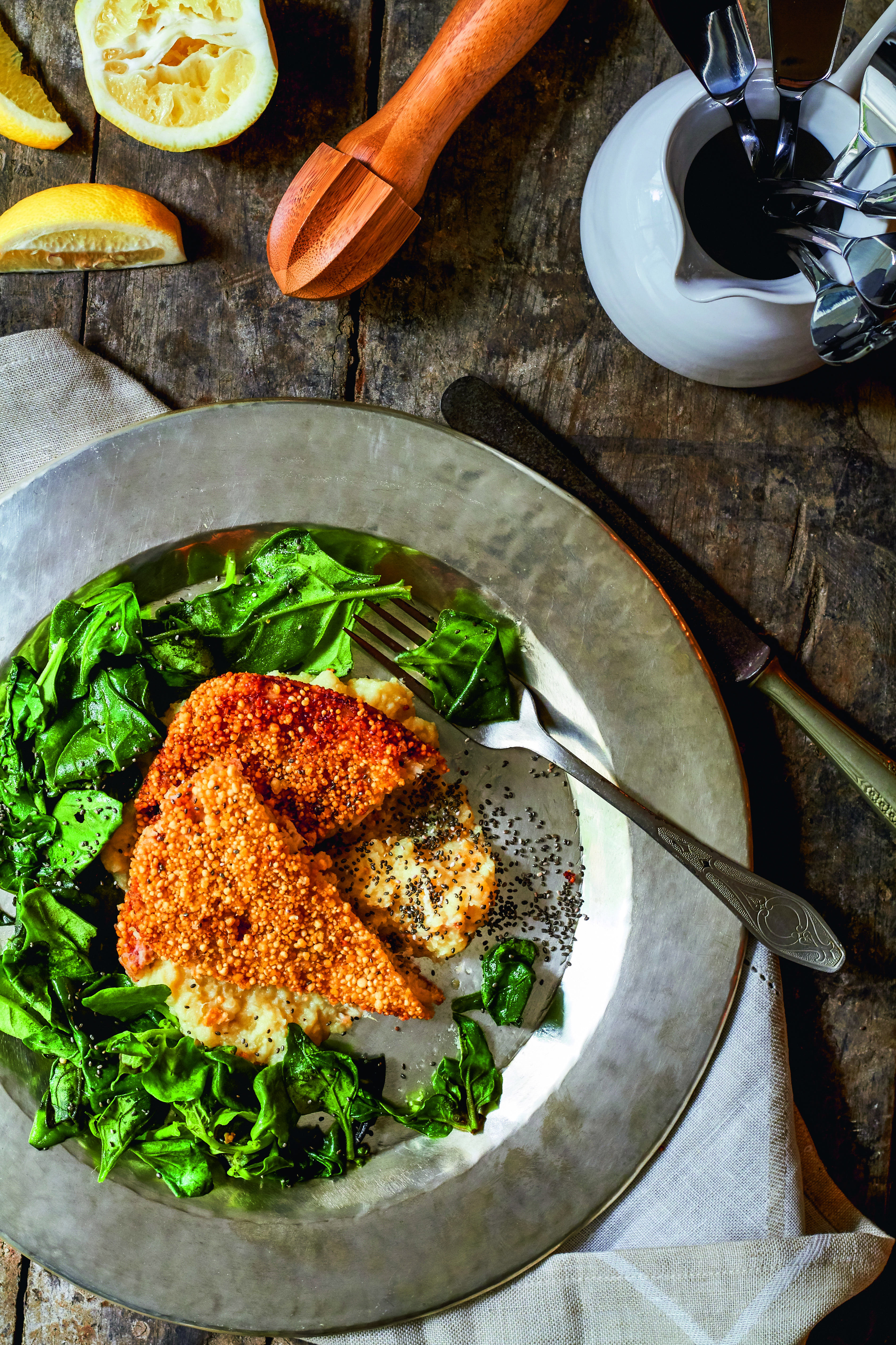 Peixe crocante com purê de batata-doce e espinafre