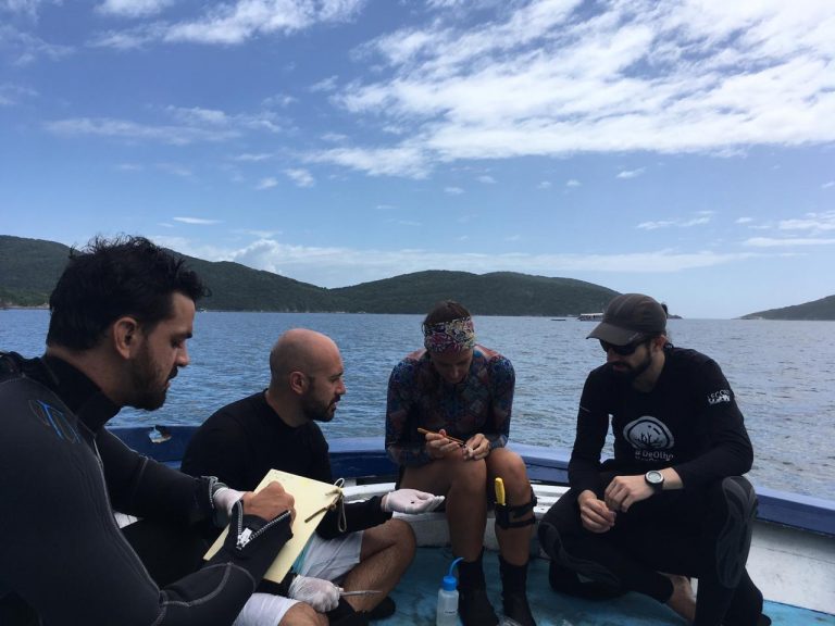 Triando-amostras-em-Arraial-do-Cabo-esquerda-Matheus-Pacheco-Thiago-Mendes-Amana-Garrido-Guilherme-LongoFoto-de-Thiago-Fiuza-1-768×576 Amana Garrido