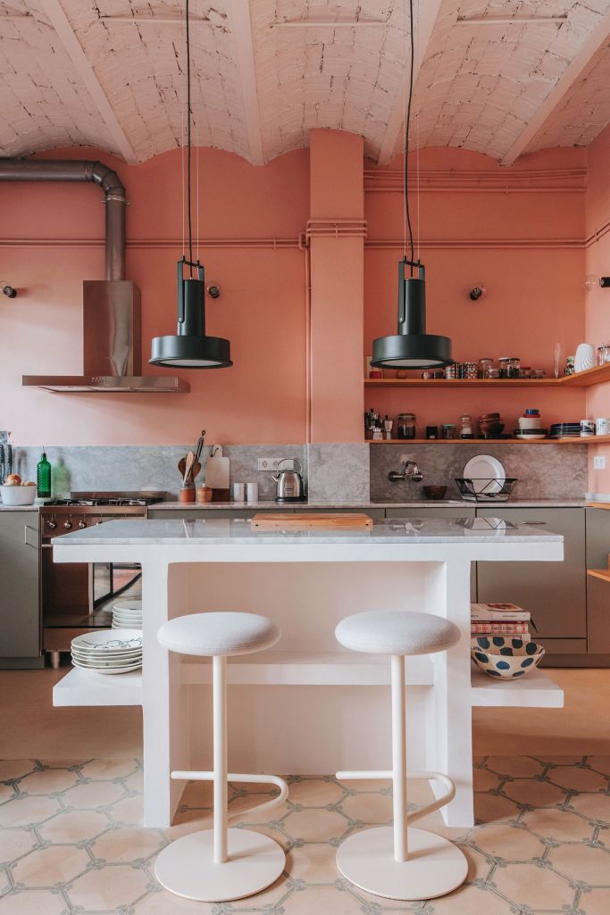 Cozinha com meia parede pintada na cor pêssego