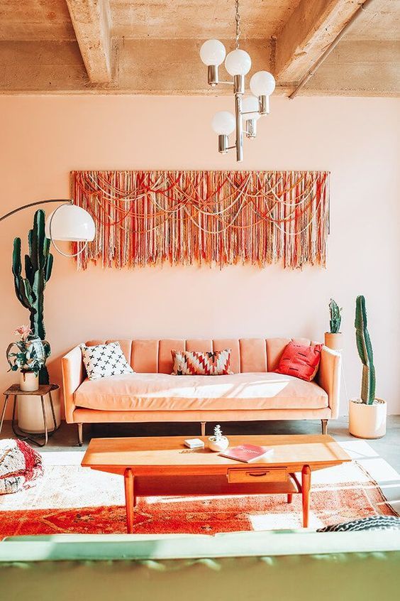 Sala de estar com móveis e paredes na cor pêssego