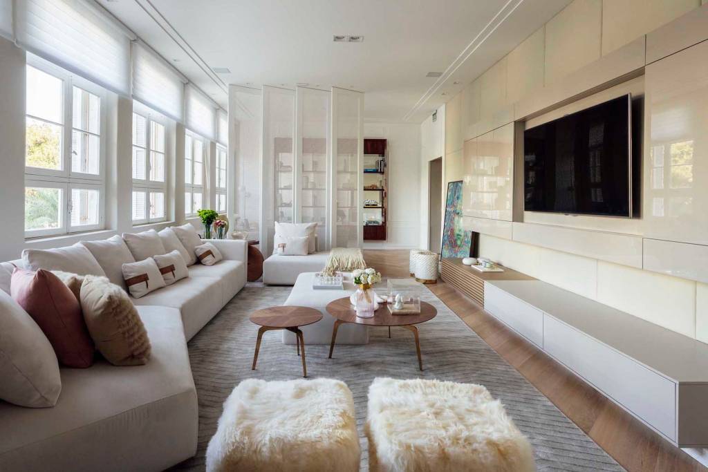 Andrea-Magalhaes_CASACOR_riograndedosul_2019_fotos_cristiano_bauce Sala com paredes e moveis brancos decorada para o inverno