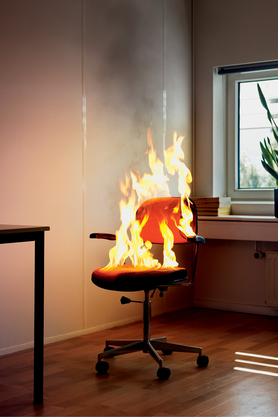 cadeira de escritório pegando fogo