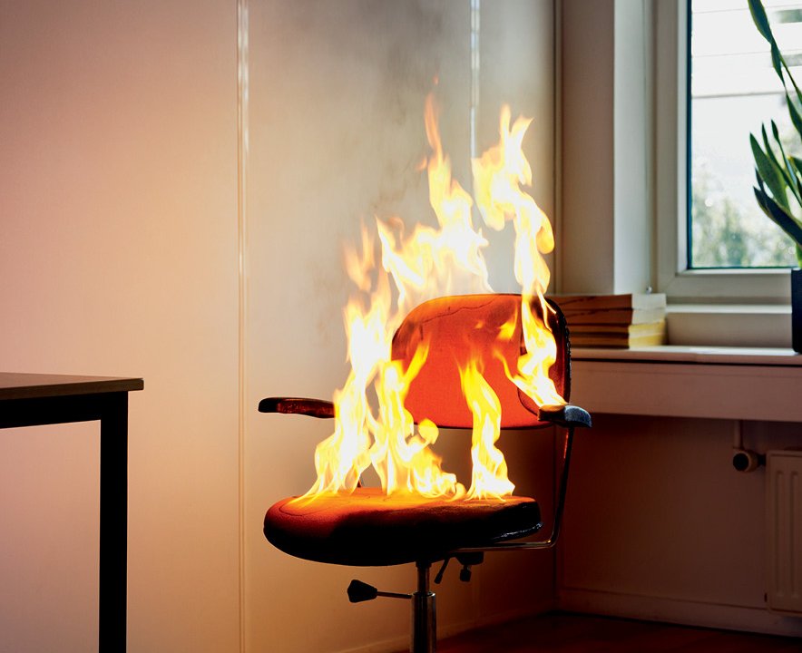 cadeira de escritório pegando fogo