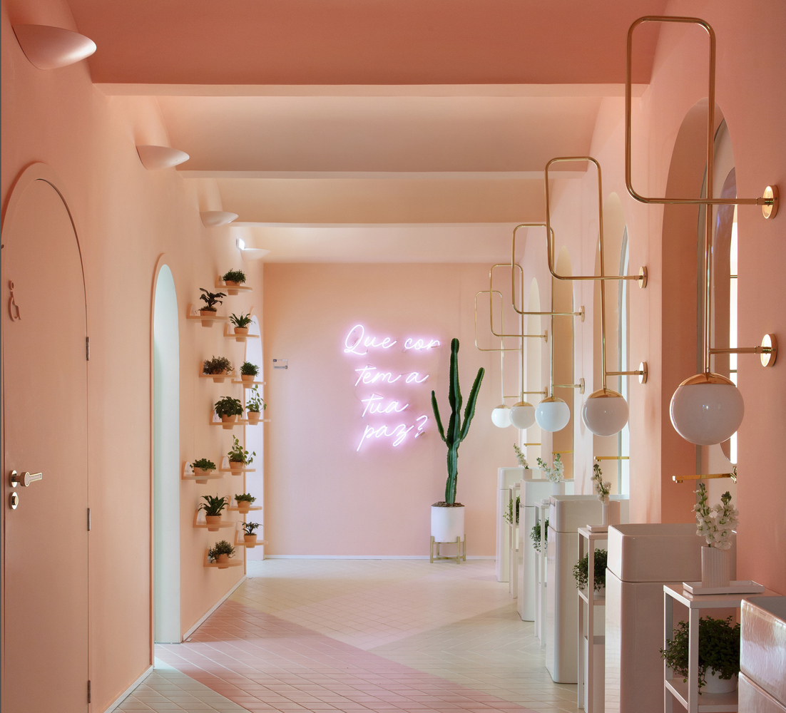 Cor pêssego: a tonalidade volta a ser tendência no décor