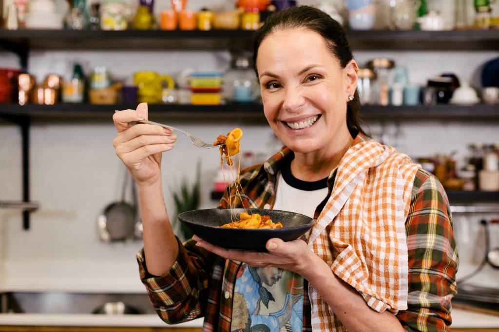 Carolina Ferraz transforma receitas afetivas da mãe em livro