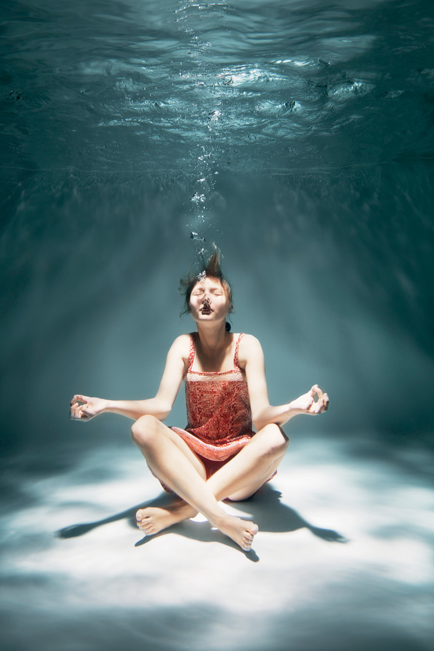 Mulher meditando debaixo da água