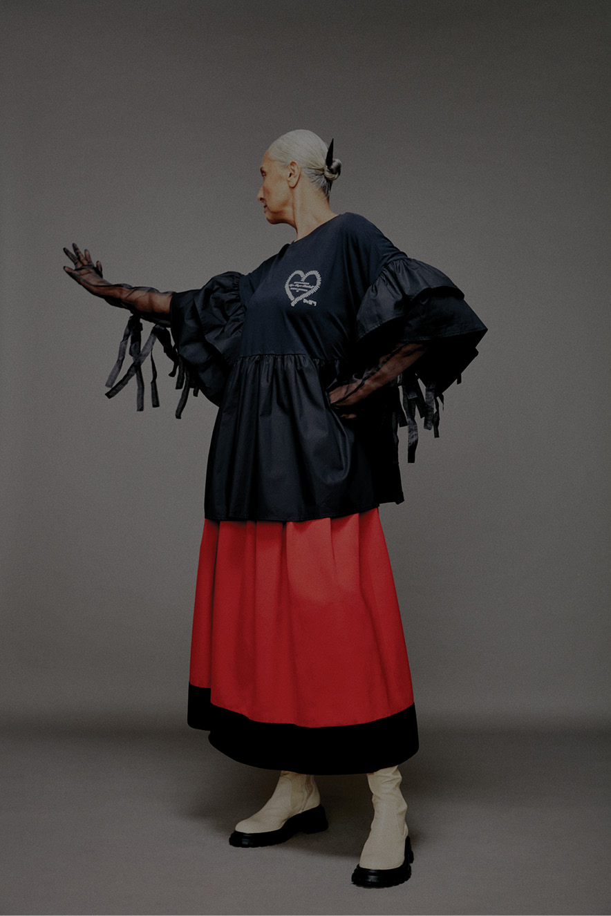 Modelo usando roupas oversized