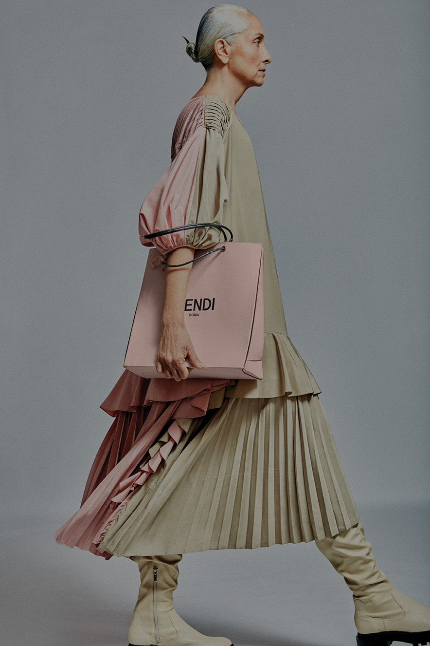 Modelo usando roupas oversized