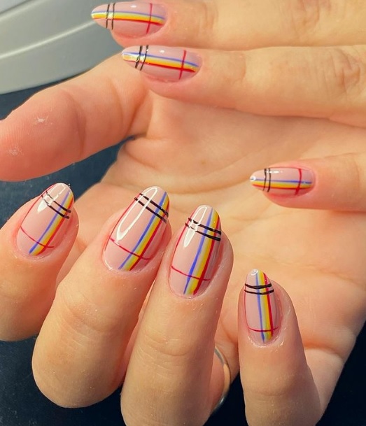 Plaid nails, a tendência para quem busca unhas estilosas e únicas