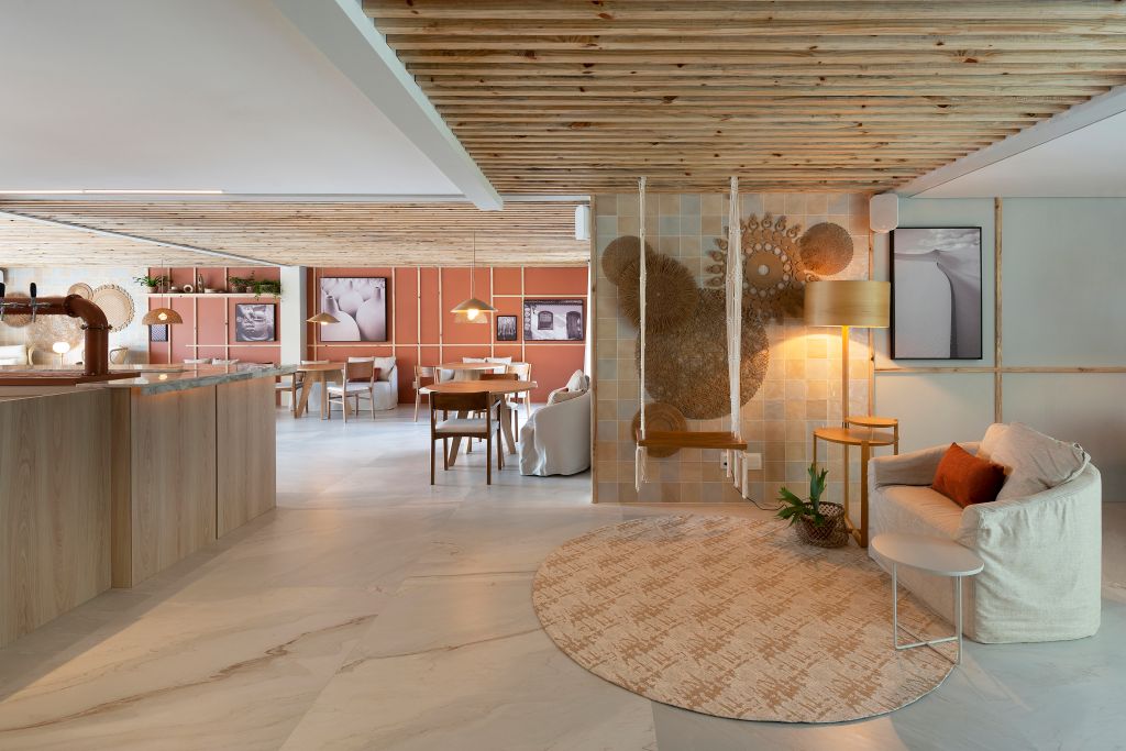 Sala de estar com tapete de fibras naturais e piso de madeira