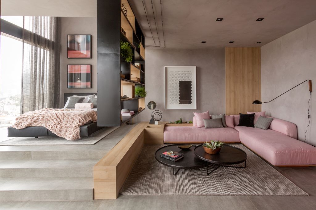 Sala com sofá rosa