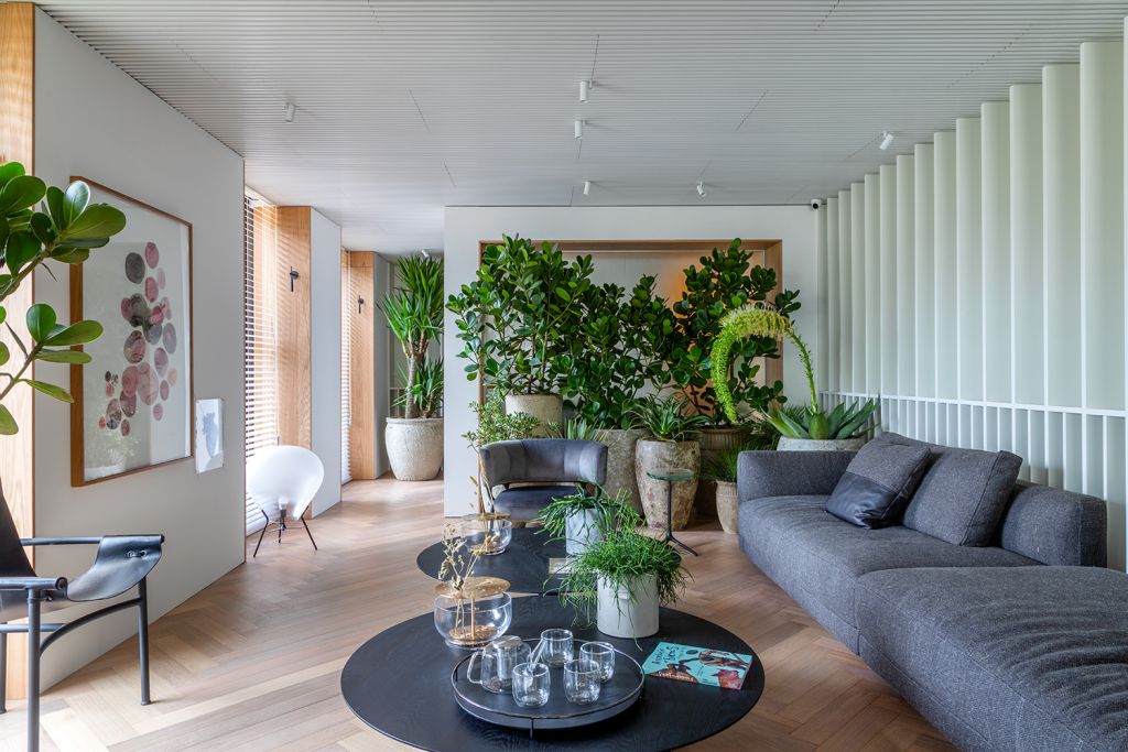 3. Tufi Mousse 4 Um lounge integrado com plantas, luz natural e tons claros