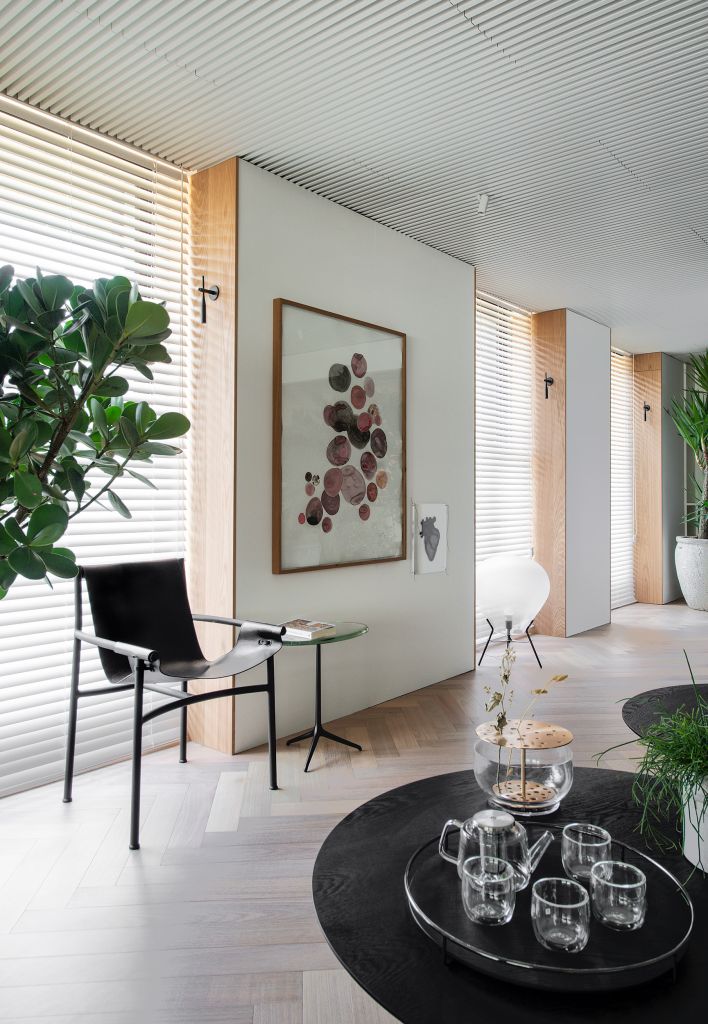4. Tufi Mousse 5 Um lounge integrado com plantas, luz natural e tons claros