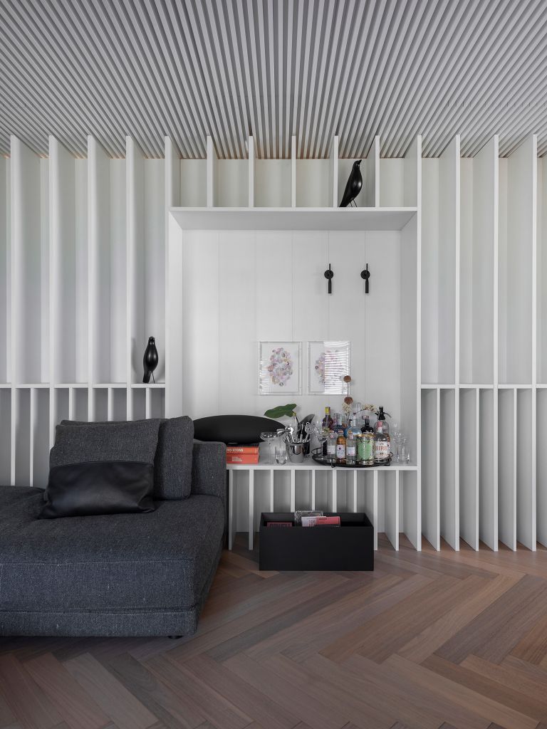 5. Tufi_Mousse 6 Um lounge integrado com plantas, luz natural e tons claros