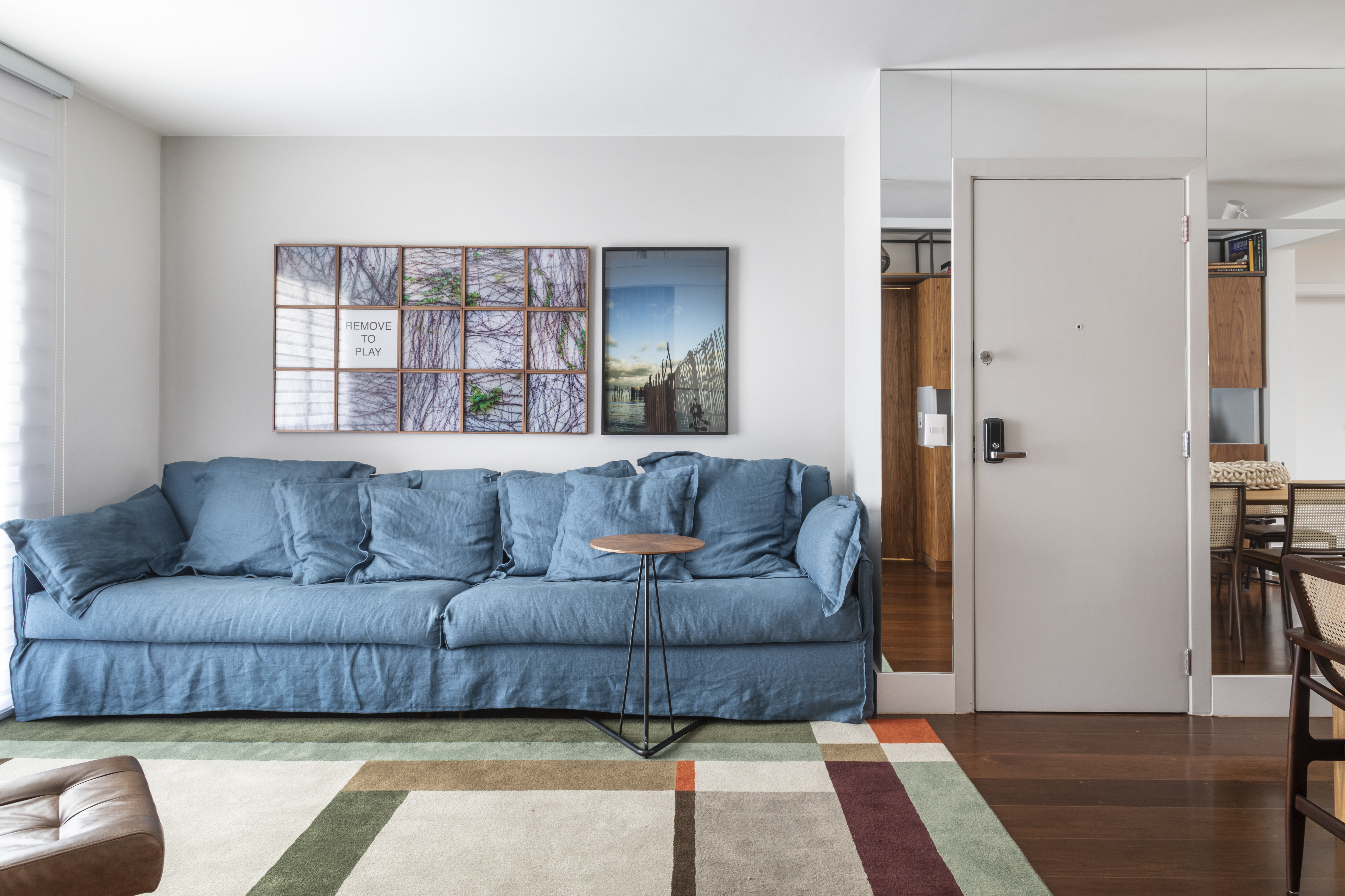 Sala com sofá azul