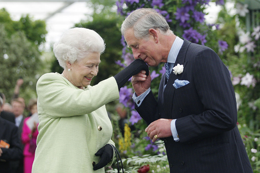 Rainha Elizabeth ao lado do príncipe Charles