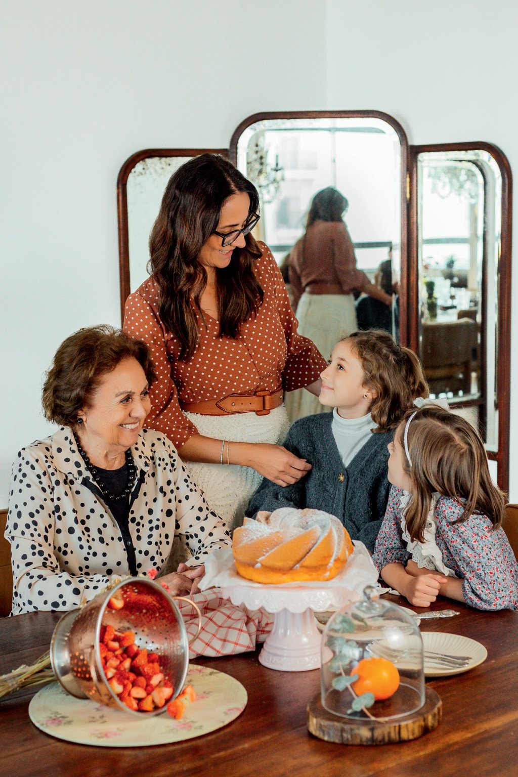 Vanessa Trefois com a mãe e as duas filhas na mesa com um bolo