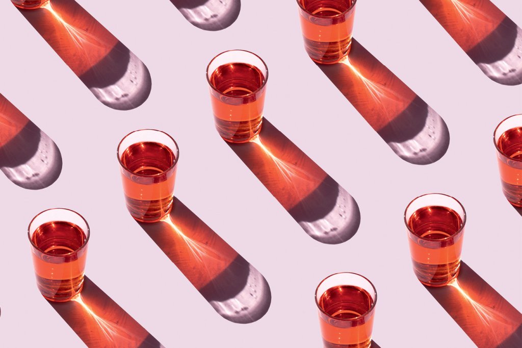 copos de bebida vermelha