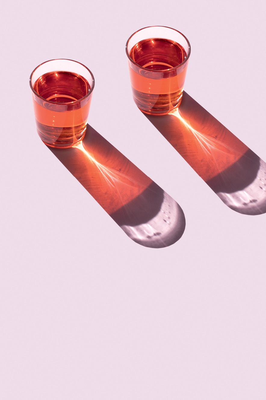 copos de bebida vermelha