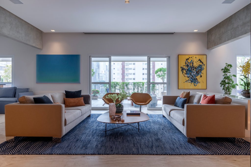 Sala de estar integrada com tapete azul