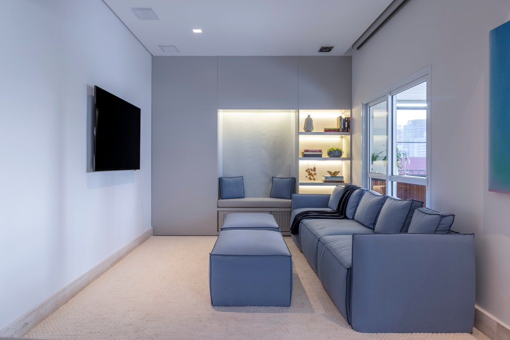 Sala de TV com sofá azul