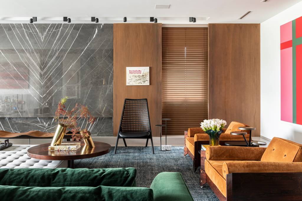 apartamento-kika-tiengo-design-brasileiro1 Sala de estar com sofá verde