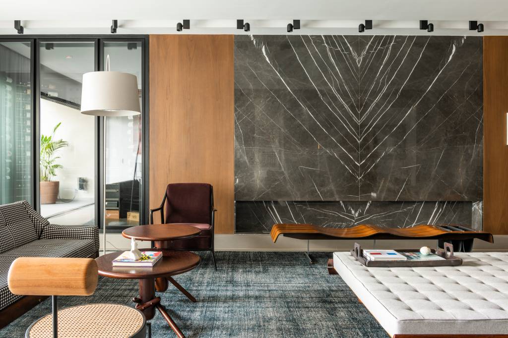 apartamento-kika-tiengo-design-brasileiro2 sala de estar com painel de mármore