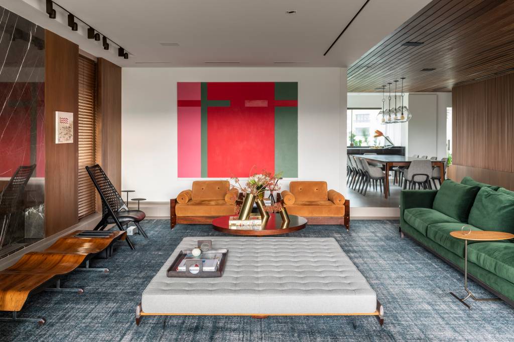 apartamento-kika-tiengo-design-brasileiro4 Sala de estar com duas poltronas caramelo, tapete, mesa de centro