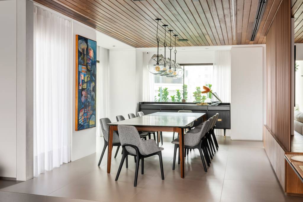 apartamento-kika-tiengo-design-brasileiro5 Sala de jantar com pendente e cadeiras cinza