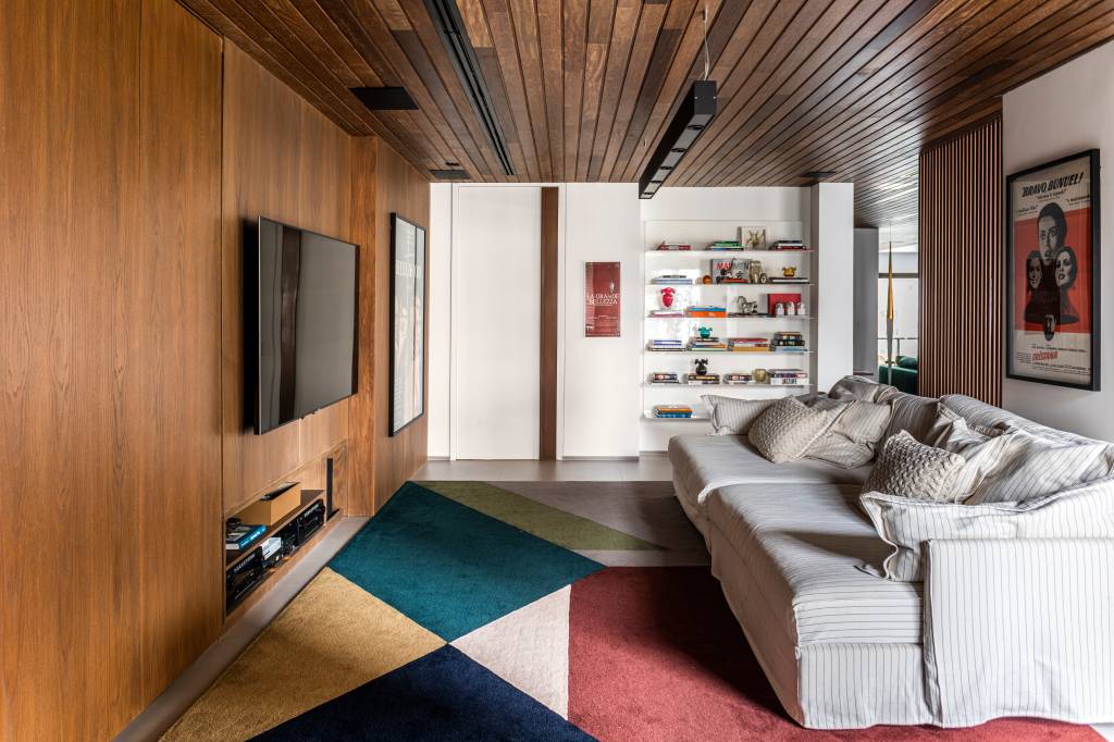 apartamento-kika-tiengo-design-brasileiro6 Sala de tv com tapete colorido