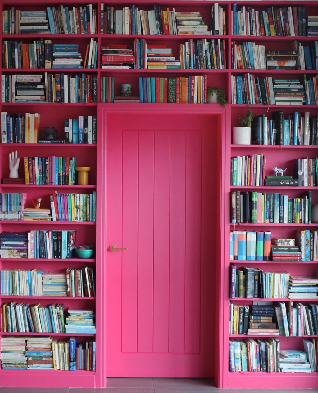 estante de livros cor de rosa
