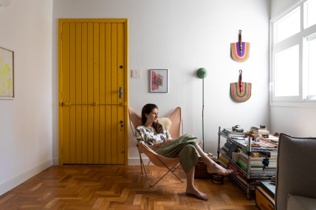 A arquiteta Helena Camargo em seu apartamento, em São Paulo