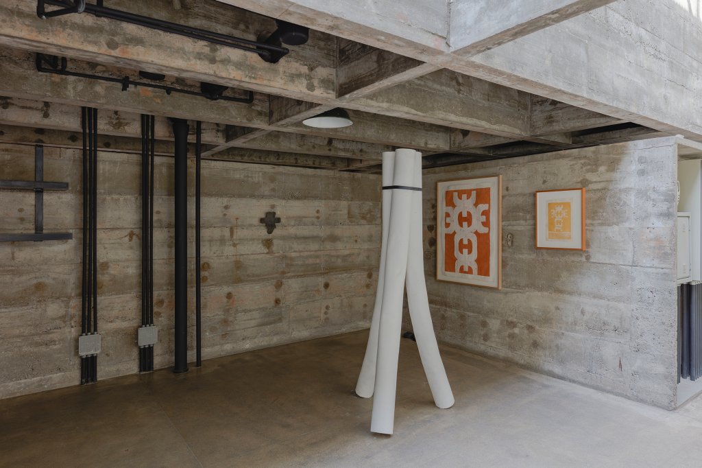 Exposição Janelas para Dentro, na Casa Millan, projetada por Paulo Mendes da Rocha