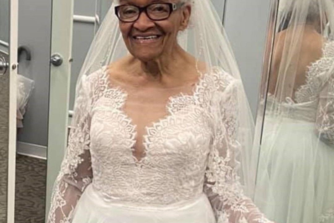 Uma idosa negra vestida de noiva.
