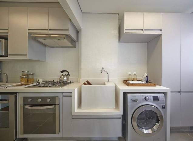 Neste projeto, onde a cozinha e a lavanderia são integradas, o tampo da bancada foi rebaixado para receber a cuba do tanque. Neste projeto, onde a cozinha e a lavanderia são integradas, o tampo da bancada foi rebaixado para receber a cuba do tanque.