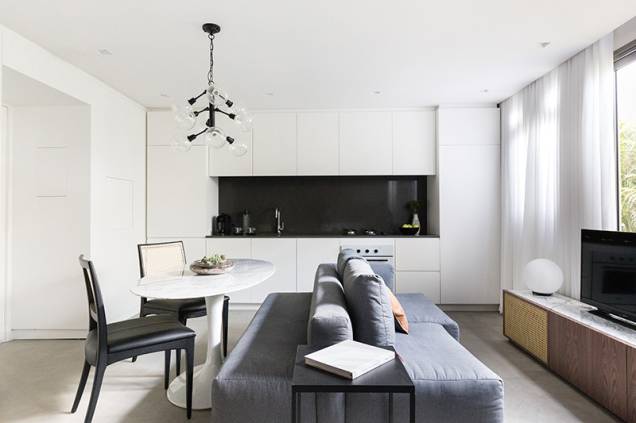 O sofá, desenhado pelo escritório AMBIDESTRO, tem assentos nas duas faces do encosto, servindo à sala de estar e à mesa de refeições ao mesmo tempo. O estúdio de 40 metros quadrados foi projetado pelos arquitetos Raquel Zaffalon e João Pedro Crescente, em Porto Alegre. O sofá, desenhado pelo escritório AMBIDESTRO, tem assentos nas duas faces do encosto, servindo à sala de estar e à mesa de refeições ao mesmo tempo. O estúdio de 40 metros quadrados foi projetado pelos arquitetos Raquel Zaffalon e João Pedro Crescente, em Porto Alegre.