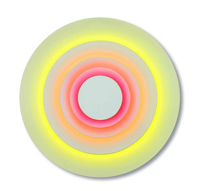 Numa alusão aos raios solares, a Concentric
(1 m x 17 cm), de Rob Zinn para a Marset,
sobrepõe cinco discos metálicos laqueados.
Na Andeo Shop, por 1 720 euros.