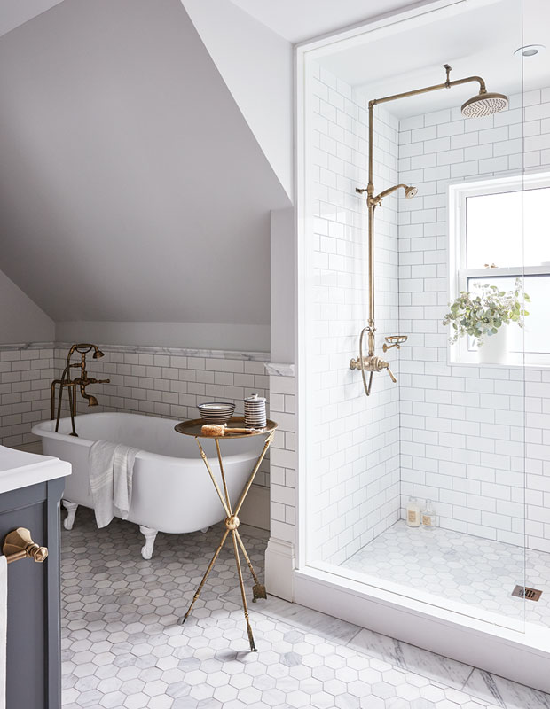Cheio de luz natural, o banheiro da designer Allison Wilson é revestido com subway tiles. A banheira antiga, que foi restaurada, e os acabamentos em bronze dão o charme do ambiente. Cheio de luz natural, o banheiro da designer Allison Wilson é revestido com subway tiles. A banheira antiga, que foi restaurada, e os acabamentos em bronze dão o charme do ambiente.