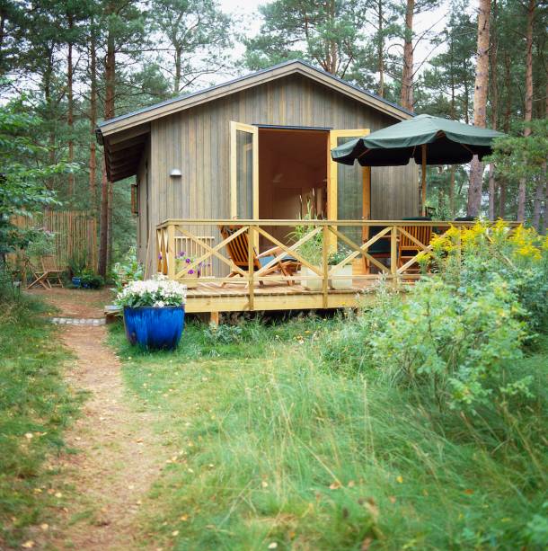 Essa casinha charmosa abre as portas para mostrar sua integração com a natureza.