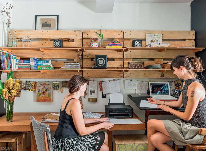 Quatro anos atrás, a designer Mariana Foltran viu um pallet na casa de fazenda dos pais. “Notei que poderia criar lindos móveis com a peça”, conta, revelando seu olhar sempre atento. Desde então, ela desenvolve de baús a suportes de cama com o material, que empregou também na confecção de estantes em seu ambiente de trabalho, o escritório de design Ceci Não É, em parceria com a belga Nathalie Cano.