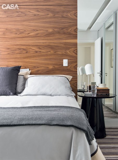 Os lofts de Nova York inspiraram o décor do quarto, que conta com paleta de cores neutra e atmosfera minimalista. A roupa de cama dialoga com o tapete listrado, no ambiente assinado pela designer de interiores Mariane Cunha e pelo arquiteto Rodrigo Martins, do escritório Ah!Sim. Os lofts de Nova York inspiraram o décor do quarto, que conta com paleta de cores neutra e atmosfera minimalista. A roupa de cama dialoga com o tapete listrado, no ambiente assinado pela designer de interiores Mariane Cunha e pelo arquiteto Rodrigo Martins, do escritório Ah!Sim.