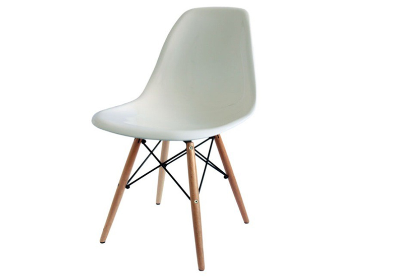 Na Isto É Brasil, o modelo de policarbonato criado por Charles e Ray Eames vale 480 reais.