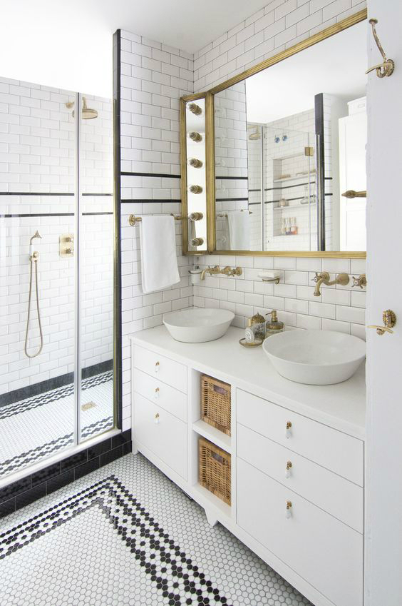 Com uma paleta em preto, branco e dourado, o banheiro projetado pelo Espacio en Blanco tem azulejos e piso em estilo vintage, além do chuveiro, torneiras e outros acabamentos com design antigo. Com uma paleta em preto, branco e dourado, o banheiro projetado pelo Espacio en Blanco tem azulejos e piso em estilo vintage, além do chuveiro, torneiras e outros acabamentos com design antigo.