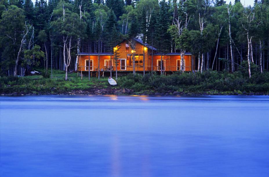 Já essa cabana extensa é o lugar ideal para se recuperar após um dia no lago.