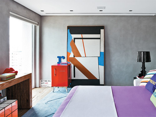 Com paredes de cimento queimado e piso de madeira, o quarto tornou-se colorido e divertido com a roupa de cama, o tapete e outros objetos de decoração. A suíte lúdica e moderna foi desenhada pelo arquiteto Guilherme Torres. Com paredes de cimento queimado e piso de madeira, o quarto tornou-se colorido e divertido com a roupa de cama, o tapete e outros objetos de decoração. A suíte lúdica e moderna foi desenhada pelo arquiteto Guilherme Torres.