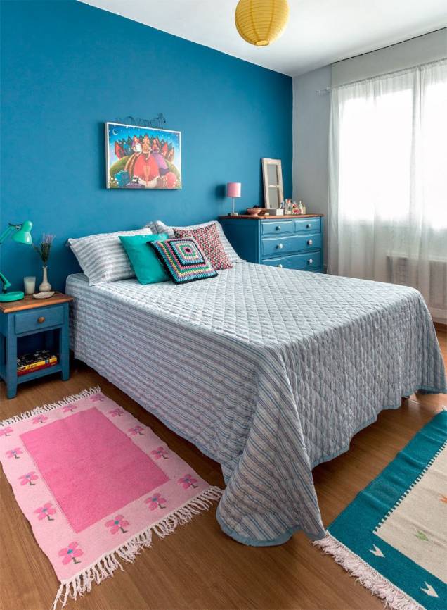 No quarto da decoradora Mara Porto, o mesmo tom de azul colore a parede da cabeceira, o criado-mudo e a cômoda. Rosa, amarelo e verde água surgem nas luminárias e almofadas. No quarto da decoradora Mara Porto, o mesmo tom de azul colore a parede da cabeceira, o criado-mudo e a cômoda. Rosa, amarelo e verde água surgem nas luminárias e almofadas.